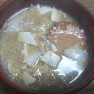 豆腐と白菜と豚肉と丸天と卵の和風スープ